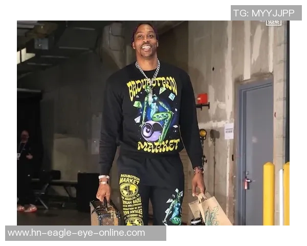 足球场外的时尚风采，球星们的魅力穿搭瞬间引领潮流