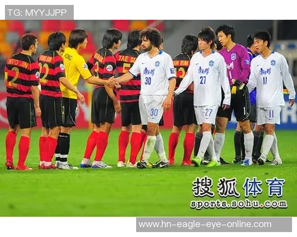 足球球星赛后握手庆祝展现体育精神与团队合作的完美瞬间